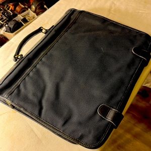 . Vtg Coach Briefcase Attaché Laptop. Beautiful leather accents.